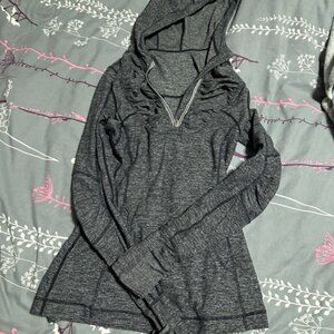 LUlulemon Size 6 long sleeve top